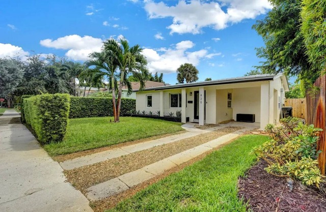 Pet-Friendly 3BR, Fenced Yard, Grill & Near Beach