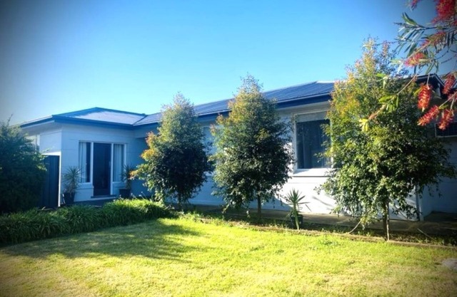 Pet friendly 4 bedroom property in the heart of Penola.