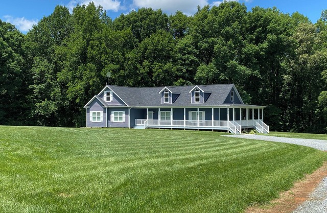 Pet friendly, 4-bedroom house in the heart of Seagrove pottery, near state zoo