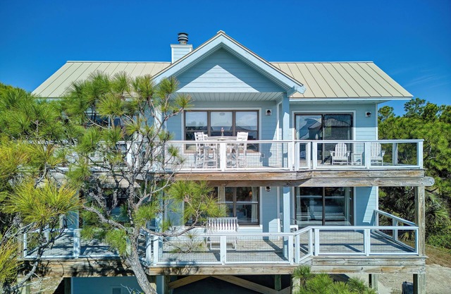 Pet Friendly, Across From Beach, Private Pool, Free Beach Gear!