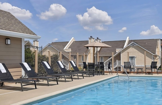 Pet-friendly Accommodation W/Full Kitchen! FREE Parking, Pool, Tennis Court!