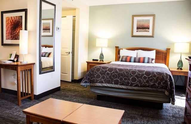 Pet-friendly Accommodation w/Free Breakfast and Private Parking!