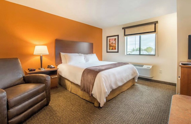 Pet-Friendly and Modern Retreat w/Full Kitchen! Near Jordan Landing!