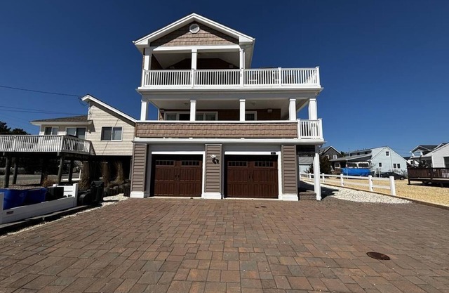 Pet Friendly, Bayside Surf City, Private yard, Pool, Elevator Roof Top Deck.