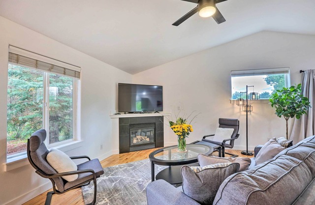 Pet-Friendly Bend Home w/Hot Tub & Patio!