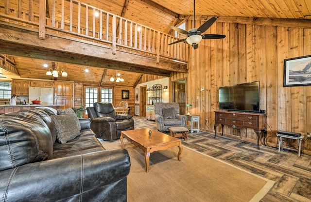 Pet-Friendly Broken Bow Gem with Deck and Grill!