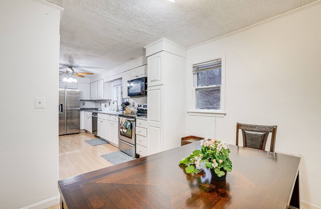 Pet-Friendly Burlington Home: 17 Mi to Boston!