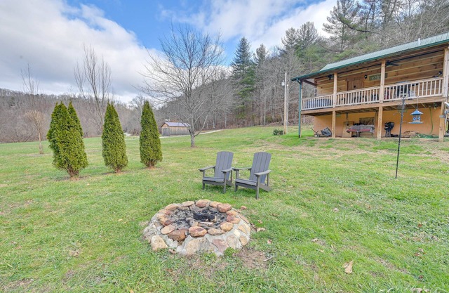 Pet-Friendly Cabin w/Hot Tub in Daniel Boone NF