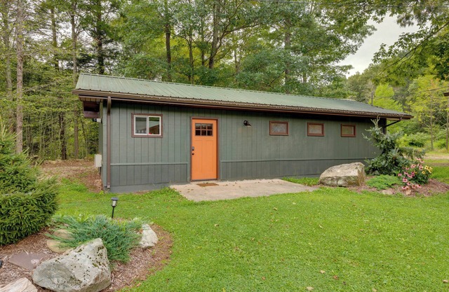Pet-Friendly Cabin w/Grill in Hillsgrove