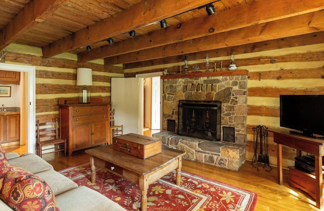Pet-Friendly Cabin w/fireplace 3 min to hot spring pools