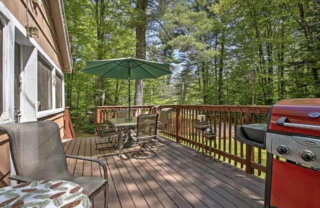 Pet-Friendly Cabin with Fire Pit, BBQ and Great Deck!