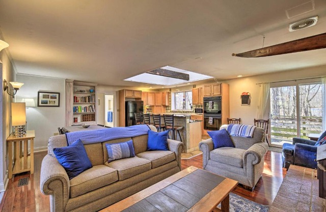 Pet-Friendly Cabin with Dock on Claytor Lake!