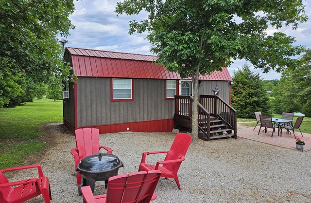Pet friendly cabin with King bed -new listing