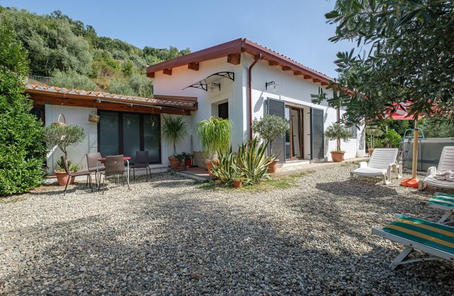 Pet-friendly Casa di Martina with Sea View, Swimming Pool, Garden, Terrace & BBQ