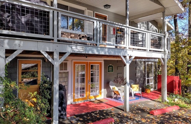 Pet-Friendly Chalet, Tucked in the Trees and only 3 Minutes to Downtown!