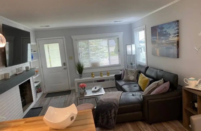 Pet-Friendly Charming & Cozy 3-bedroom house AC & WiFi in pleasant Youngstown