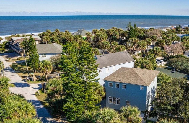 Pet-friendly coastal retreat, walking distance to 2 public beach access points!
