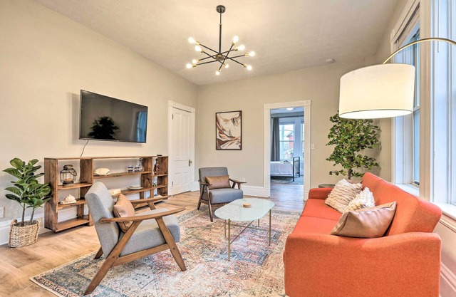 Pet-Friendly Condo w/Deck ~ 3 Mi to Dtwn!