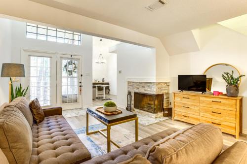 Pet-Friendly Condo with Pool Access in Houston