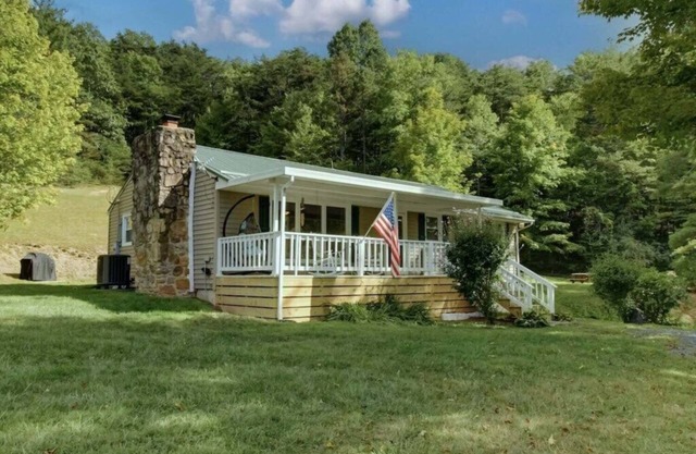 PET FRIENDLY COTTAGE 3.5 MILES FROM LAKE MOOMAW!