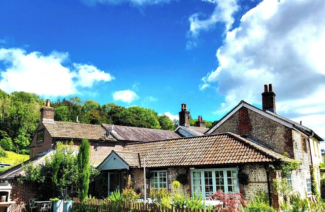Pet Friendly - Countryside - Parking - Gardens