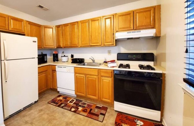 Pet friendly,cozy 3bdroom,2 fullbath,golf course locale,free parking,Bridgewater