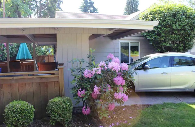 Pet Friendly, Cozy Orchard House, blocks from the University of Oregon