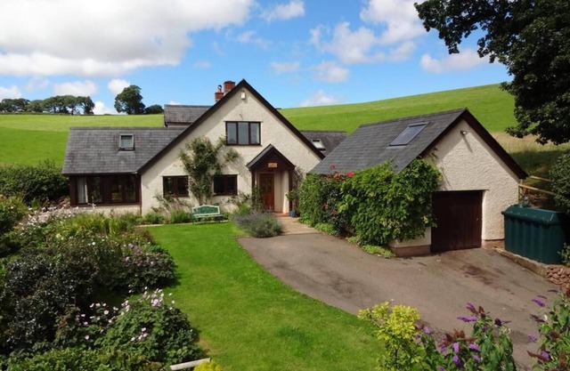 Pet friendly Family House in the country with views and wood fired hot tub