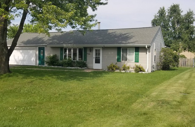 *Pet Friendly-Fenced In Yard* Centrally located in Fox Crossings/Menasha