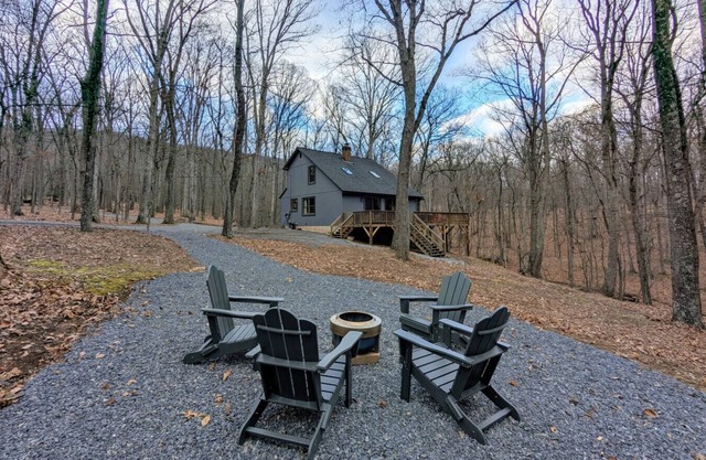 Pet-Friendly | Fireplace | River | EV Charger