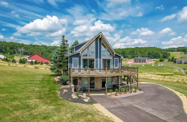 Pet friendly! Free golf and lake access! All new furnishings!