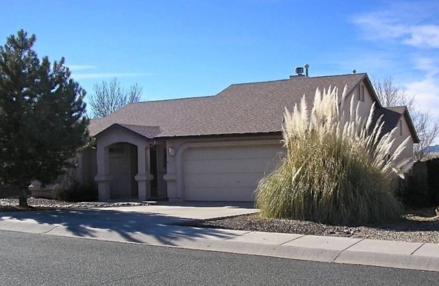 Pet Friendly House with Beautiful backyard views of Mountains and Wildlife!