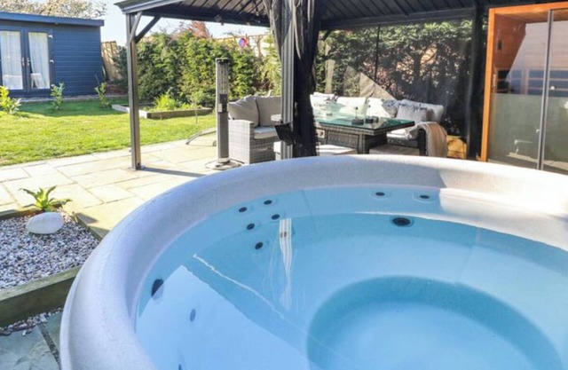 Pet Friendly Home in Chelmsford-Hot Tub-Sleeps 6