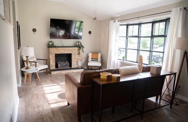 Pet Friendly Home w/ fenced yard (1 King/1Queen)