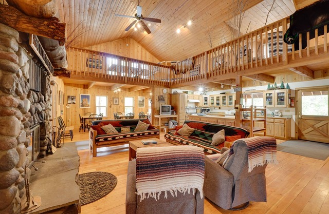Pet-Friendly House w/Deck: Near Crater Lake!