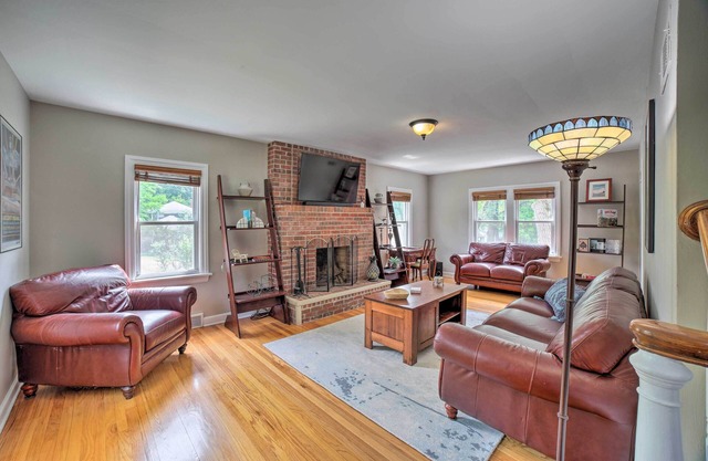 Pet-Friendly Lake Getaway: 1 Block to Beach!