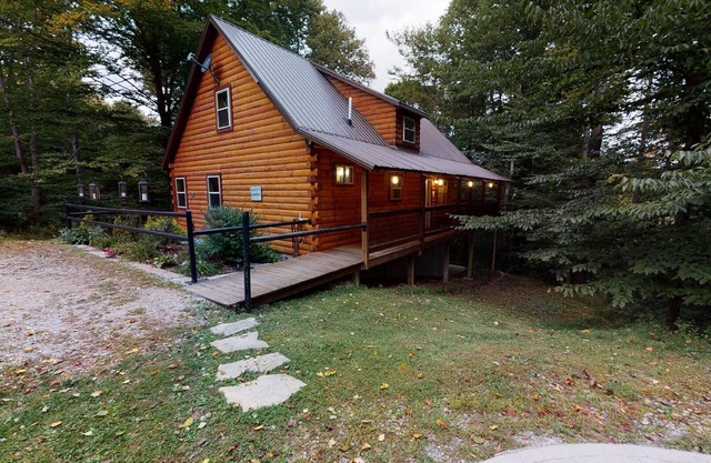 Pet Friendly Luxury Log Cabin in Hocking Hills secluded with Hot Tub and Pond