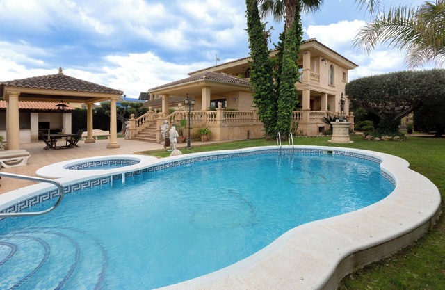 Pet Friendly Luxury Villa Rumoholidays with Pool, Terrace & Wi-Fi