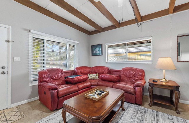 Pet Friendly. Minutes to Beaches. Charming 2-bedroom house in adorable Sarasota.