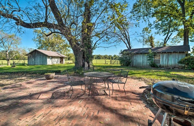 Pet-Friendly Navasota Ranch House with Arcade!