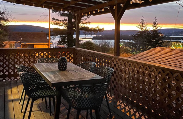 Pet-Friendly North Bend Home w/Bay Views!