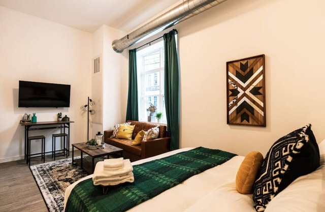 Pet Friendly North Shore Studio w/Fitness Center