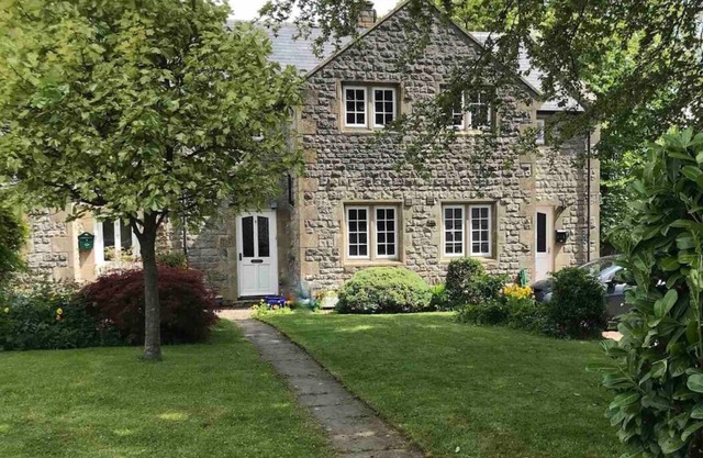 Pet friendly, open fire, zip link beds, newly refurbished, modern