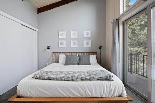 Pet Friendly Pine Knoll Home
