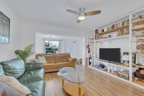 Pet Friendly Pool Home in Hollywood 8 min to Beach