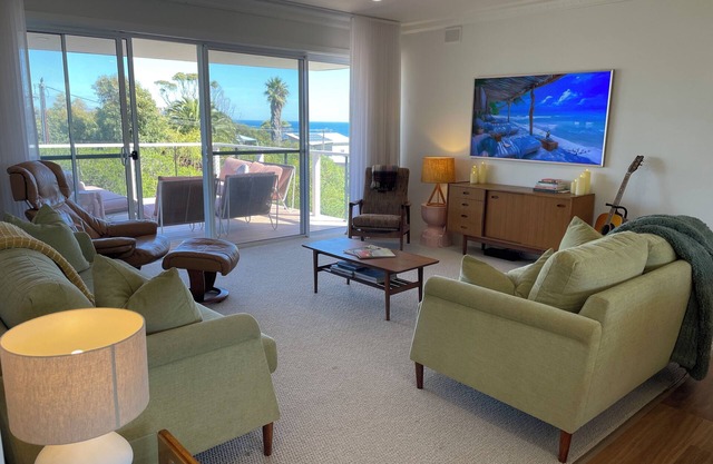 Pet Friendly Retro Coastal Views in Carrickalinga - 7 Beds, 2 bath, 10 guests