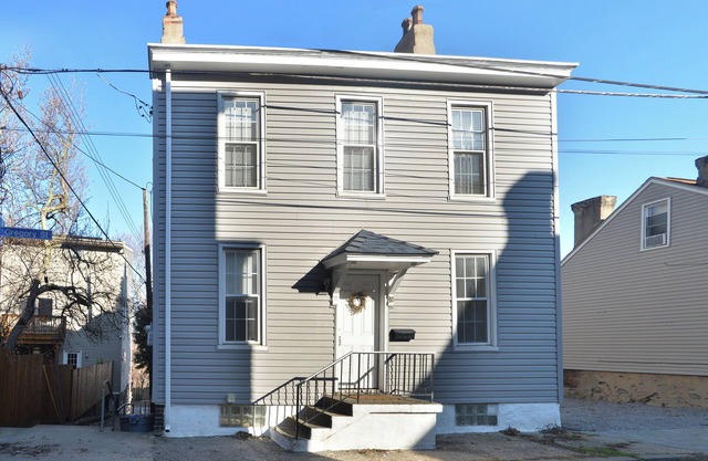 Pet Friendly Southside 3-bedroom house with WiFi & AC Near Downtown