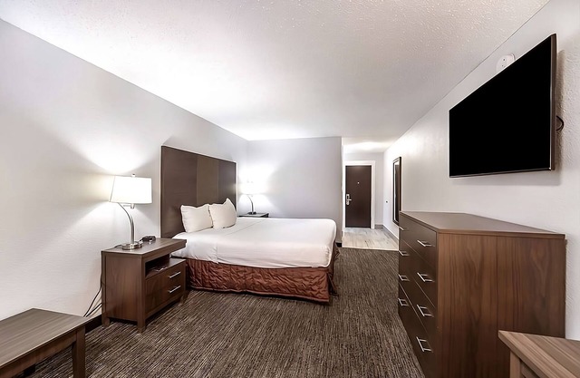 Pet-Friendly Stay at Red Lion Inn & Suites Grants Pass! Near Rogue River, Pool!