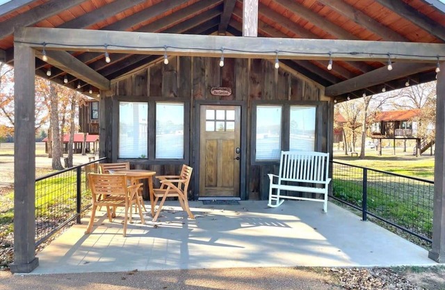 Pet Friendly The Cardinal Cabin 15MIN to Magnolia
