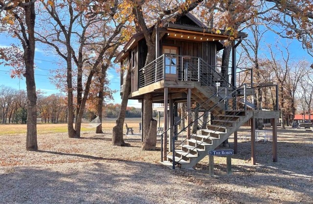 Pet Friendly The Robin Treehouse (15 MIN to Magnolia & Baylor)